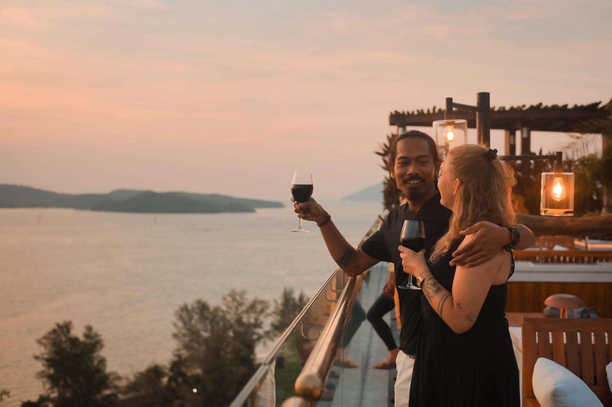 The Riyaz Lavanya Langkawi パンタイ・サナング エクステリア 写真 Sunset at the hotel