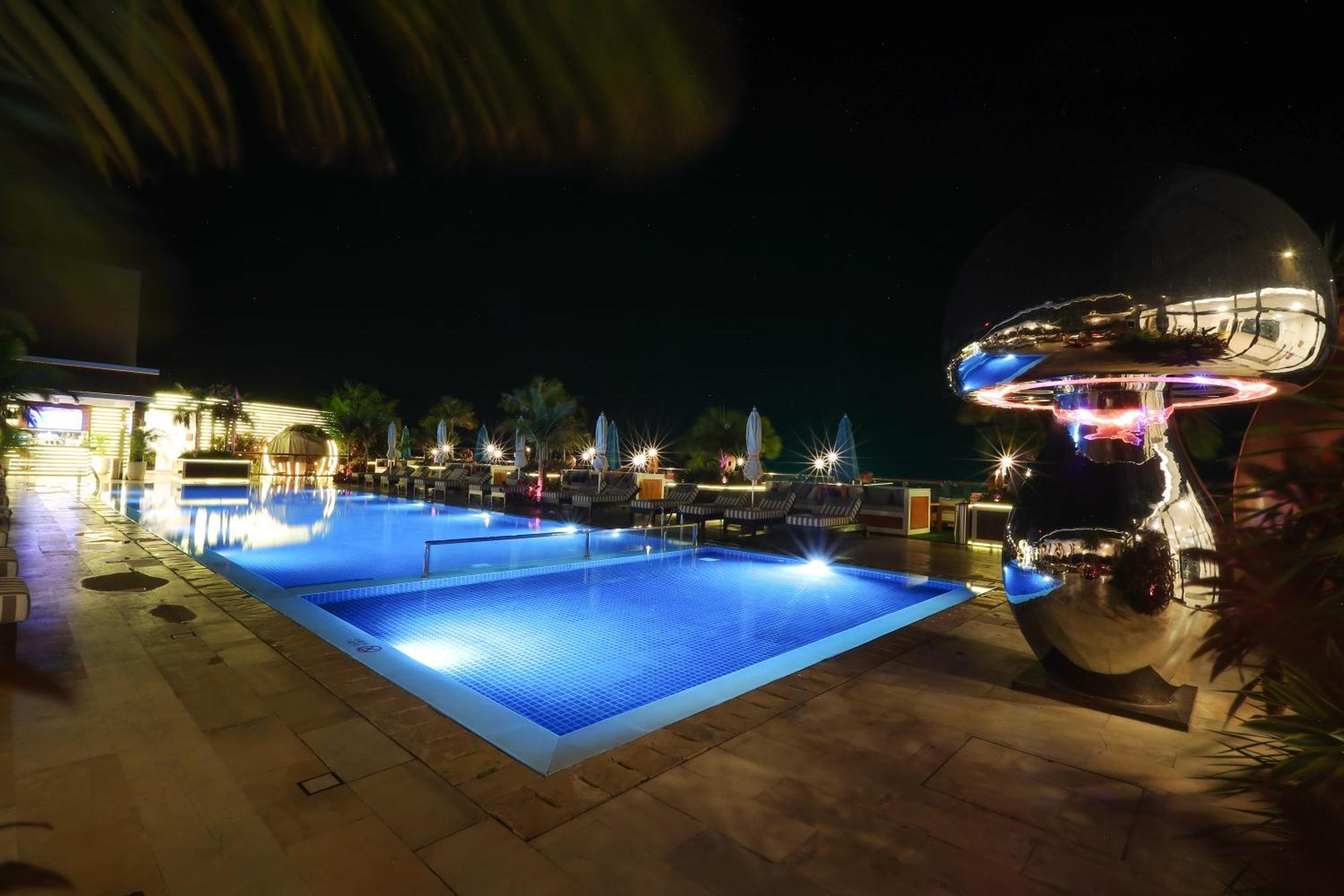 The Riyaz Lavanya Langkawi パンタイ・サナング エクステリア 写真 The pool at the hotel
