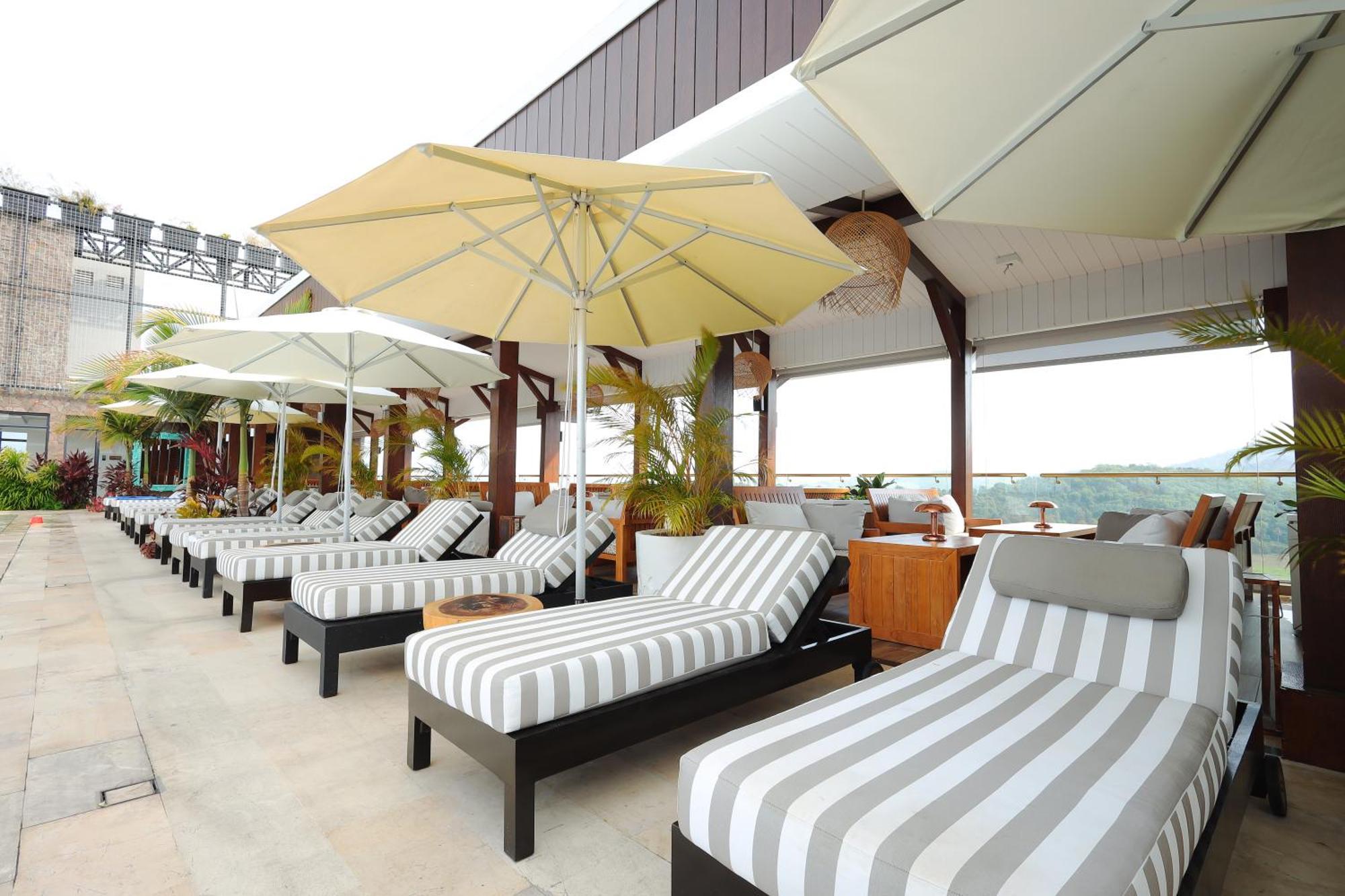 The Riyaz Lavanya Langkawi パンタイ・サナング エクステリア 写真 Rooftop pool at the hotel