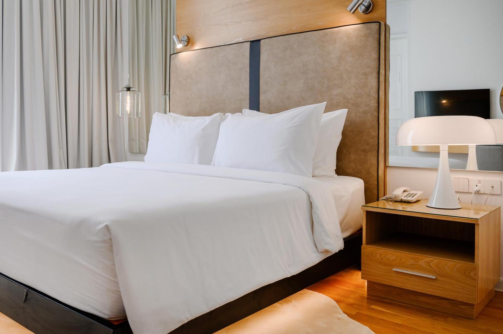 The Riyaz Lavanya Langkawi パンタイ・サナング エクステリア 写真 A bed with a nightstand
